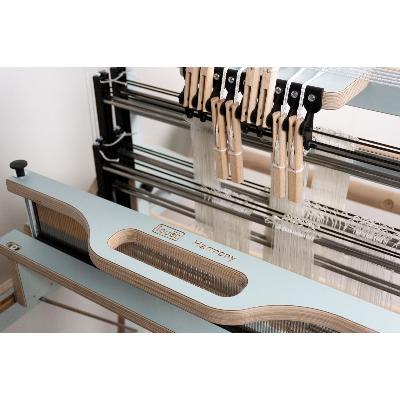 Louet Harmony Table Loom Light Blue – Close-up of beater and heddles