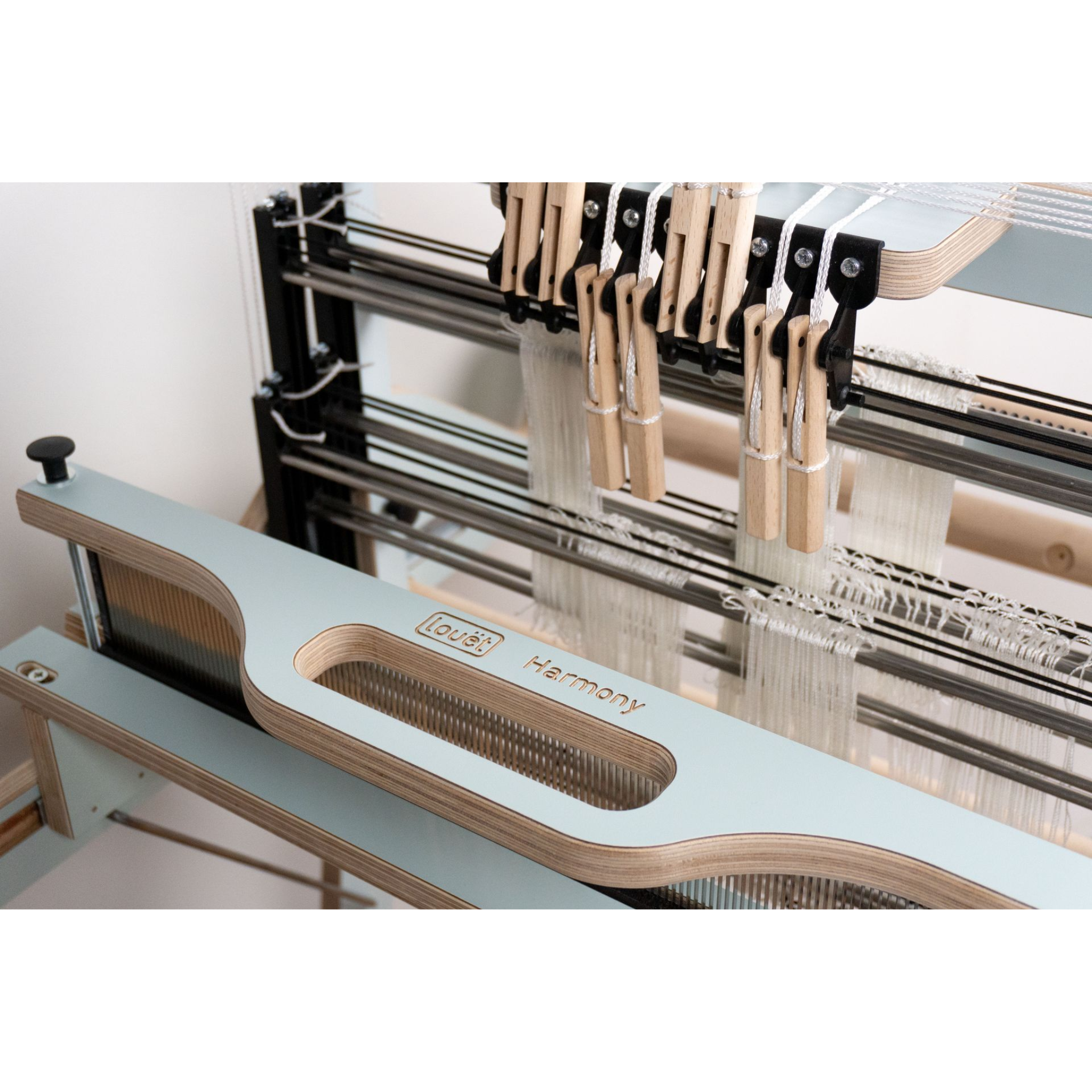 Louet Harmony Table Loom Light Blue – Close-up of beater and heddles