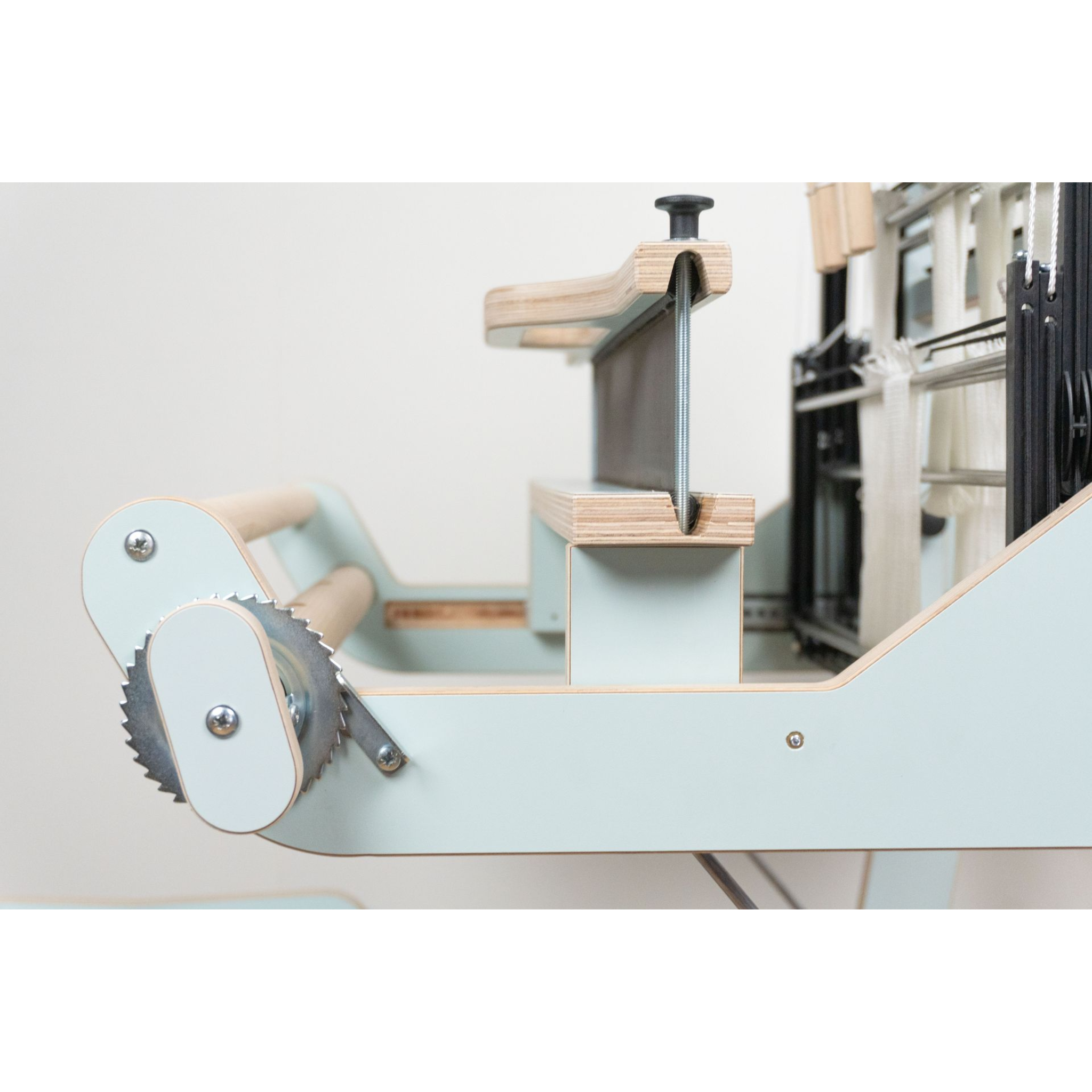 Louet Harmony Loom Light Blue – Brake release and warp beam tensioning